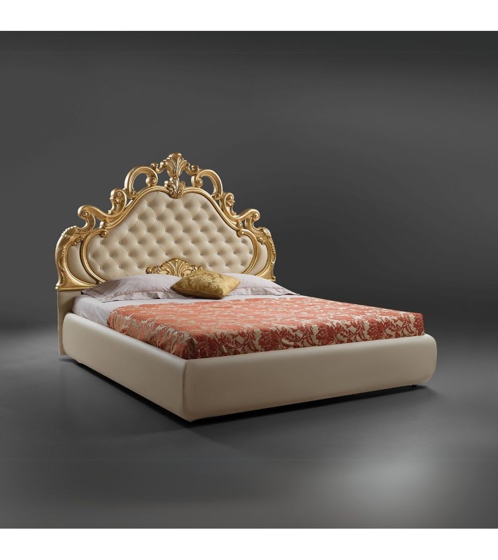 Letto matrimoniale imbottito Aleksandra in stile barocco con contenitore in ecopelle in crema inserti in oro e pietre cristallo