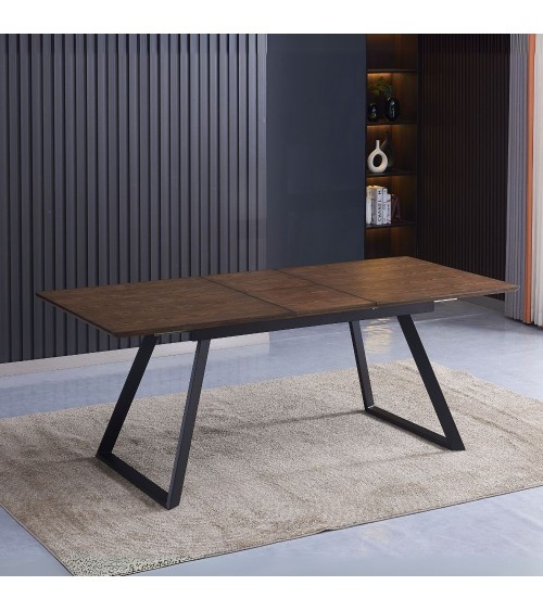 Tavolo allungabile Shelton con piano impiallacciato legno massiccio tinto noce e gambe in metallo nero