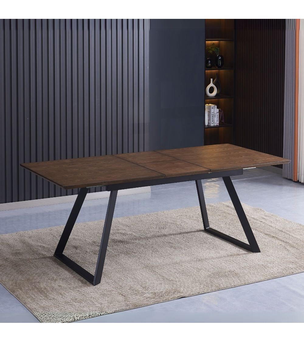 Tavolo allungabile Shelton con piano impiallacciato legno massiccio tinto noce e gambe in metallo nero