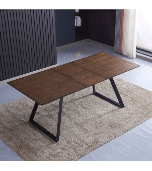 Tavolo allungabile Shelton con piano impiallacciato legno massiccio tinto noce e gambe in metallo nero