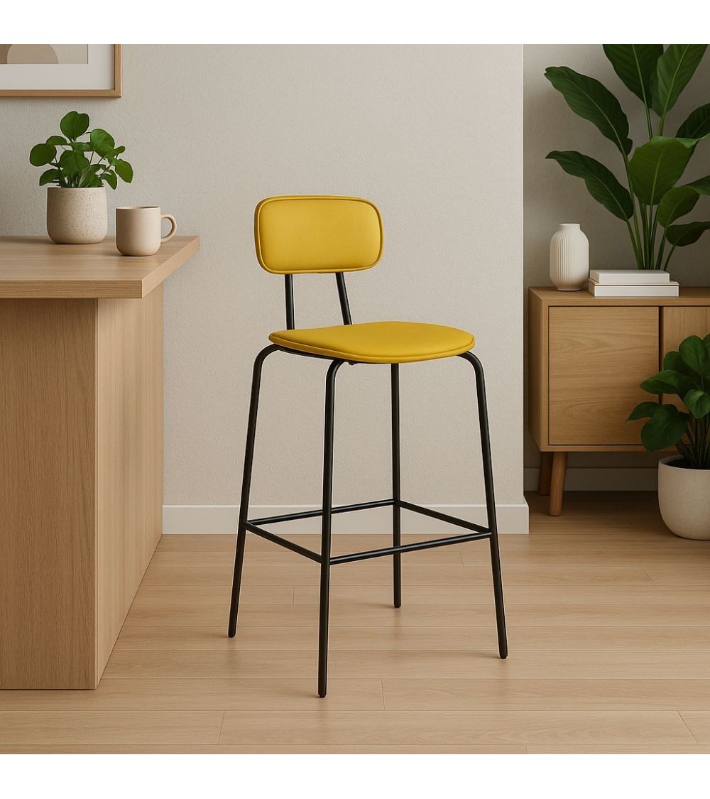 Sgabello Glami in pvc effetto cuoio giallo con struttura in metallo nera