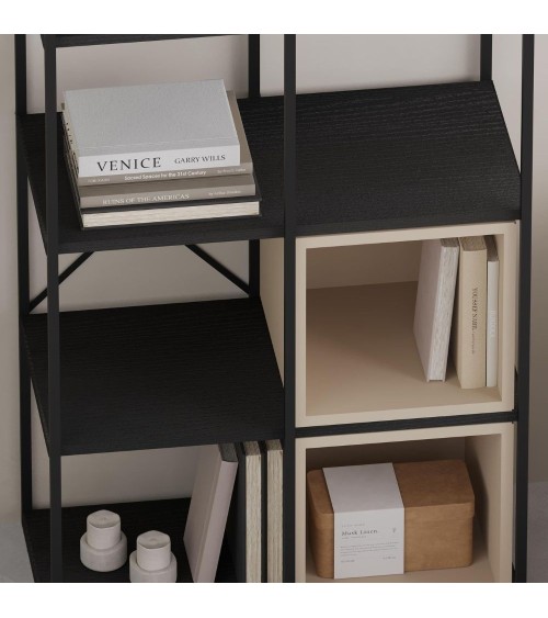 Libreria Vale midi con struttura in metallo nero e cubotti cashmere