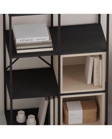 Libreria Vale midi con struttura in metallo nero e cubotti cashmere