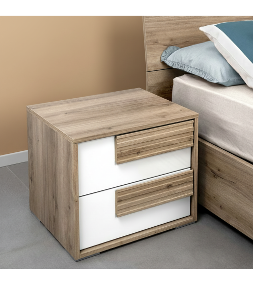 Comodino Selva 2 cassetti con maniglie con righe orizzontali in rovere caramello e frontali bianco lucido