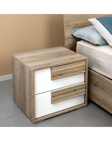 Comodino Selva 2 cassetti con maniglie con righe orizzontali in rovere caramello e frontali bianco lucido