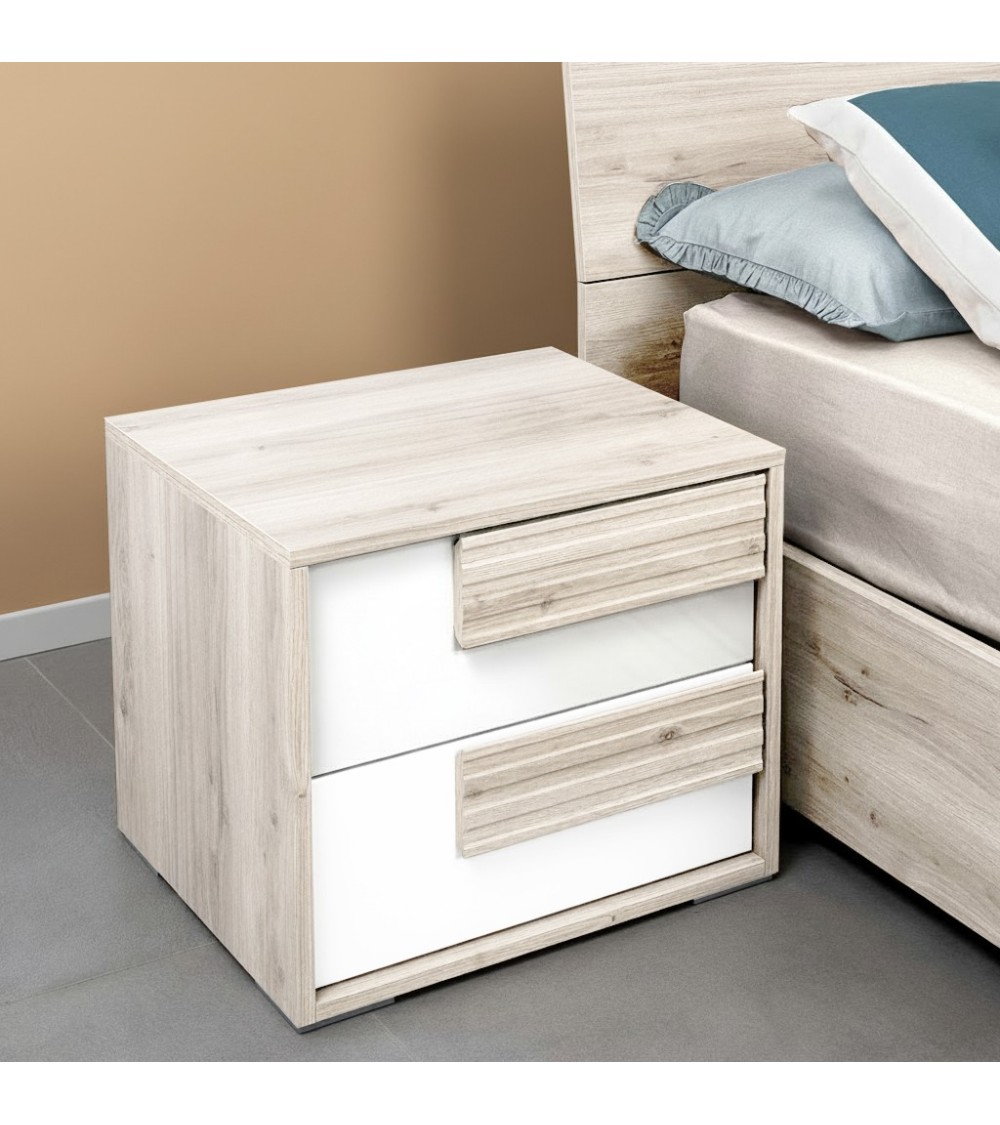Comodino Selva 2 cassetti con maniglie con righe orizzontali in rovere sbiancato e frontali bianco lucido