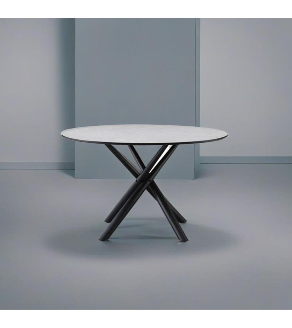Tavolo tondo Logan con piano cemento e gambe in metallo nero Φ120*76.5 cm.